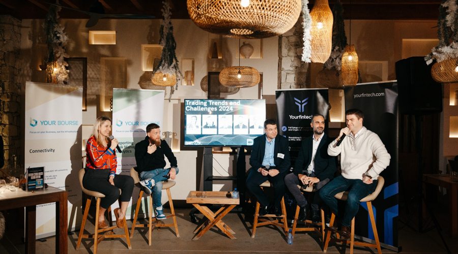 美国前总统特朗普与总统科学技术顾问委员会进行圆桌会议