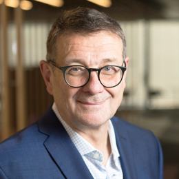 纳斯达克指数再创佳绩，成功突破18600.00的心理关口，目前报18600.07，日内上涨1.72%